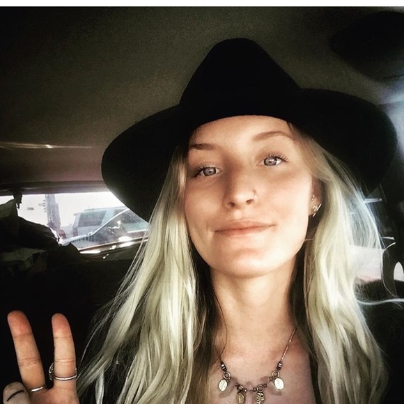 Meet your Posher, Brittney - Picture 1 of 1